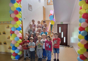 Dzieci z grupy Sensorki pozują na tle balonów
