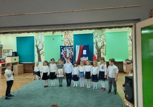 Dzieci z grupy Montessoriaki recytują wiersz: ,,Katechizm polskiego dziecka'' W.Bełzy