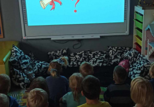 Dzieci oglądają film o Prawach Dziecka