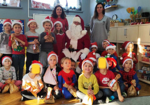 Dzieci z grupy Daltonki pozują ze Świętym Mikołajem
