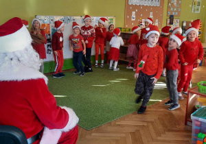 Występ dla Świętego Mikołaja w wykonaniu dzieci z grupy Frebelki