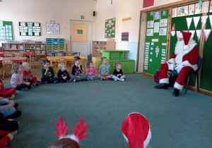 Dzieci z grupy Bystrzaki rozmawiają ze Świętym Mikołajem