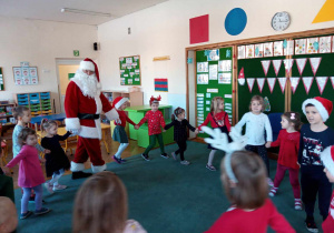 Mikołaj tańczy z grupą Bystrzaki