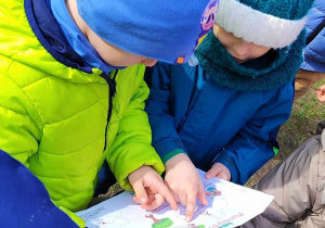 Dzieci czytają mapę