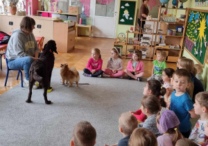 Dzieci uczestniczą w pogadance na temat zachowania psa