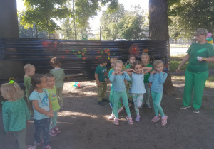 Pani Agnieszka z grupą Frebelki w zielonych strojach