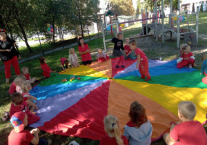 Daltonki w zabawach z chustą animacyjną