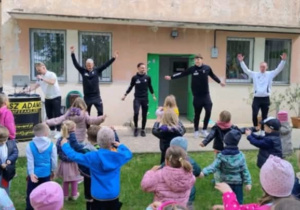 Ćwiczenia ruchowe piłkarzy i przedszkolaków do muzyki