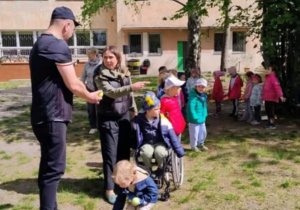 Pan Rafał pomaga dzieciom na stacji