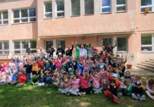 Zdjęcie grupowe wszystkich przedszkolaków, opiekunów i piłkarzy