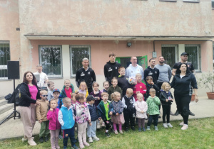Zdjęcie grupowe dzieci, opiekunów z piłkarzami