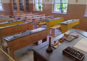 Klasa z ławkami i biurkiem nauczyciela