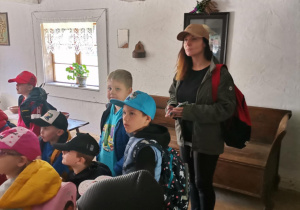 Dzieci słuchają informacji na temat życia na wsi