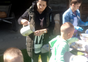 Nauczyciel nalewa maslankę