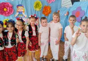 Dzieci pozują na tle dekoracji