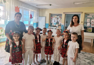 Pani Sylwia i Kasia z dziećmi