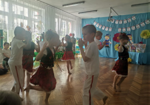 Dzieci tańczą do piosenki zespołu Rokiczanka