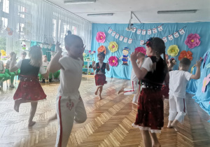 Dzieci tańczą