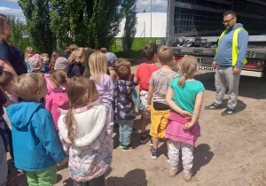 Dzieci podają przykłady co może przewozić tir