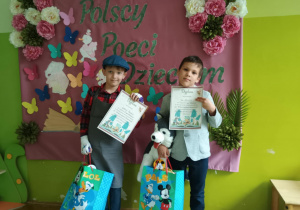 Dwaj chłopcy z nagrodami i dyplomami