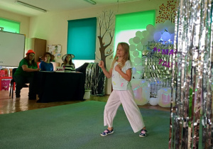 Dziewczynka pokazuje ciosy karate