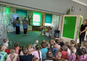 Prowadzące "Mam Talent" witają się z publicznością