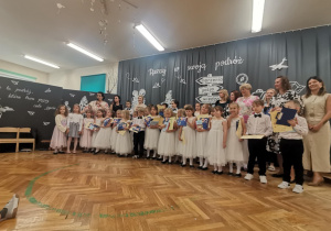 Wspólne zdjęcie nauczycieli i dzieci