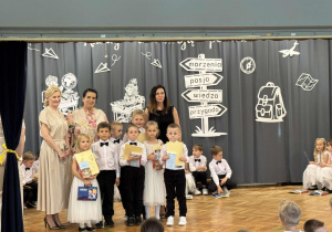 Dyrektor przedszkola z nauczycielkami i dziećmi z grupy Daltonki