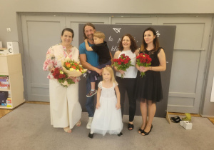 Pani Sylwia, Agnieszka i Kasia z tatą i dziećmi