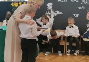 Dyrektor przedszkola gratuluje chłopcu