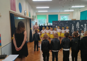 Dzieci tańczą do utworu z filmu: ,,Grease"