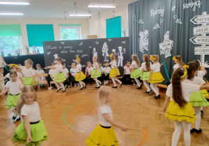 Dziewczynki tańczą układ do piosenki ,,Money, money"