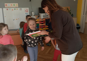 Pani rozdaje nagrody i dyplomy