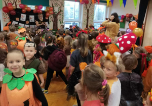 Zabawa taneczna z panią Agnieszką