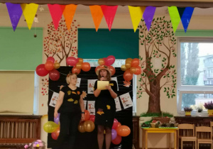 Pani Monika czyta list od Pani Jesieni