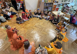 Zabawa z przekazywaniem jabłka w kole