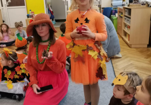 Zabawa z przekazywaniem owoców jesieni