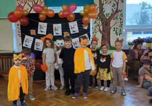 Dzieci przebrane za lisy