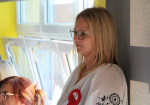 Pani Sylwia ogląda przedstawienie, fot. Łódzkie Kuratorium Oświaty