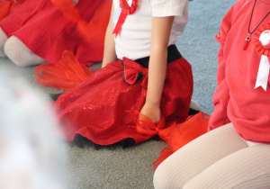 Dziewczynki z chustami, fot. Łódzkie Kuratorium Oświaty