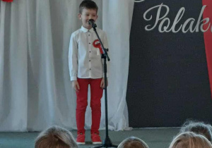 Chłopiec recytuje wiersz patriotyczny