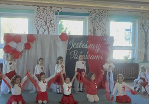 Dziewczynki z chustami wykonują ruch do muzyki z serialu ,,Czas honoru"