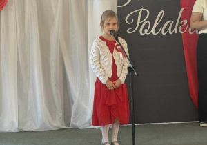 Dziecko recytuje wiersz o Polsce