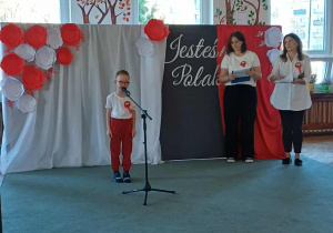 Chłopiec recytuje wiersz o Polsce
