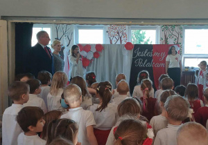 Społeczność przedszkolna odśpiewuje hymn państwowy