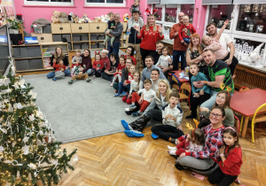 Wspólne zdjęcie rodziców i dzieci z choinką