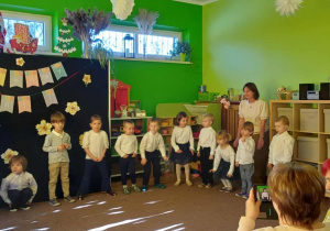 Dzieci podczas występów - Frebelki