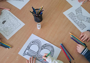 Dzieci kolorują litery alfabetu