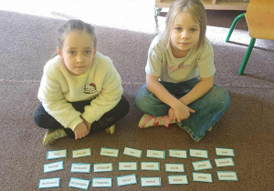 Dziewczynki podczas zabawy językowej