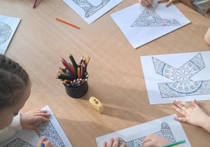 Dzieci ozdabiają litery